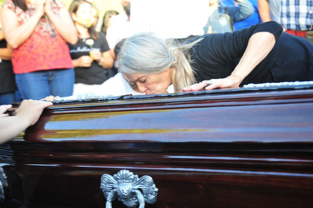 Patricia Nasutti, madre de la joven, despide sus restos.