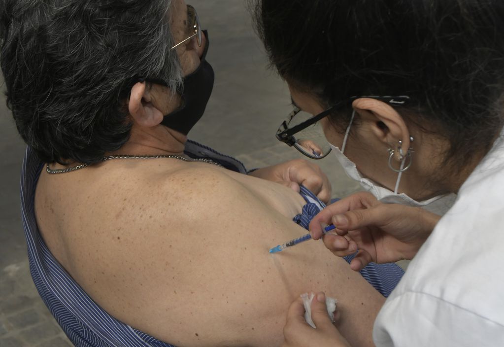 Mendoza espera la llegada de más vacunas para continuar con el operativo. / 

