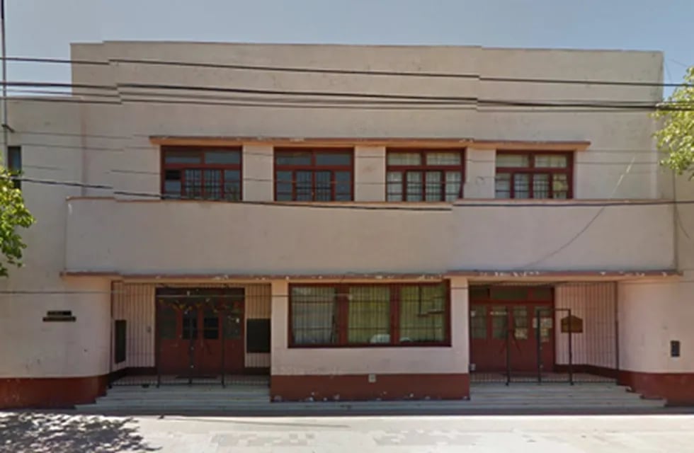 Escuela Guillermo Cano, ubicada en calle Godoy Cruz y Pellegrini de Guaymallén