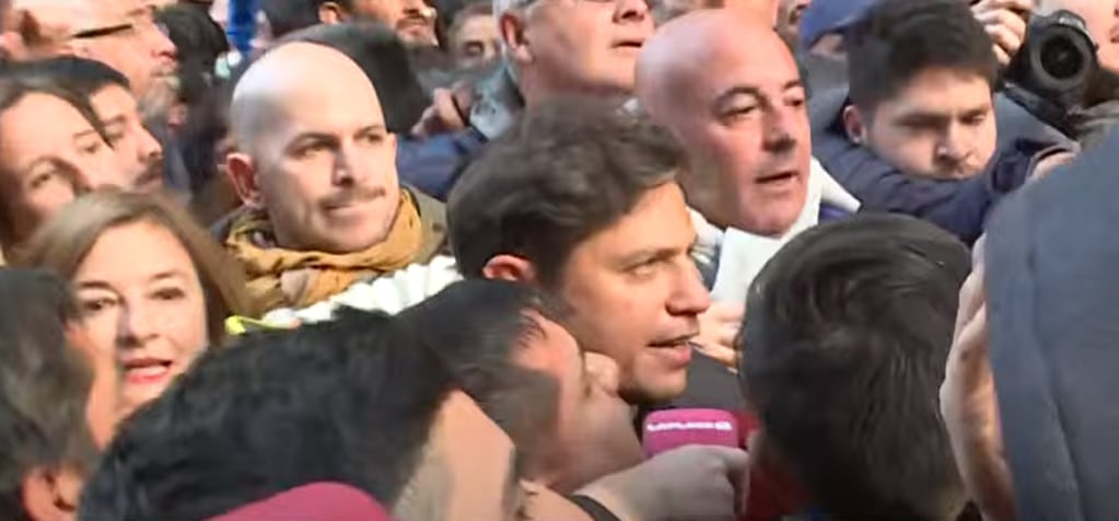 Axel Kicillof dijo presente en la movilización de Cristina Kirchner en Recoleta.