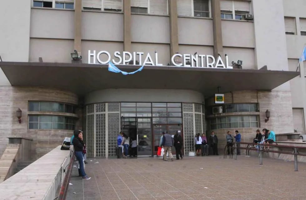 El hombre está internado en el hospital Central.