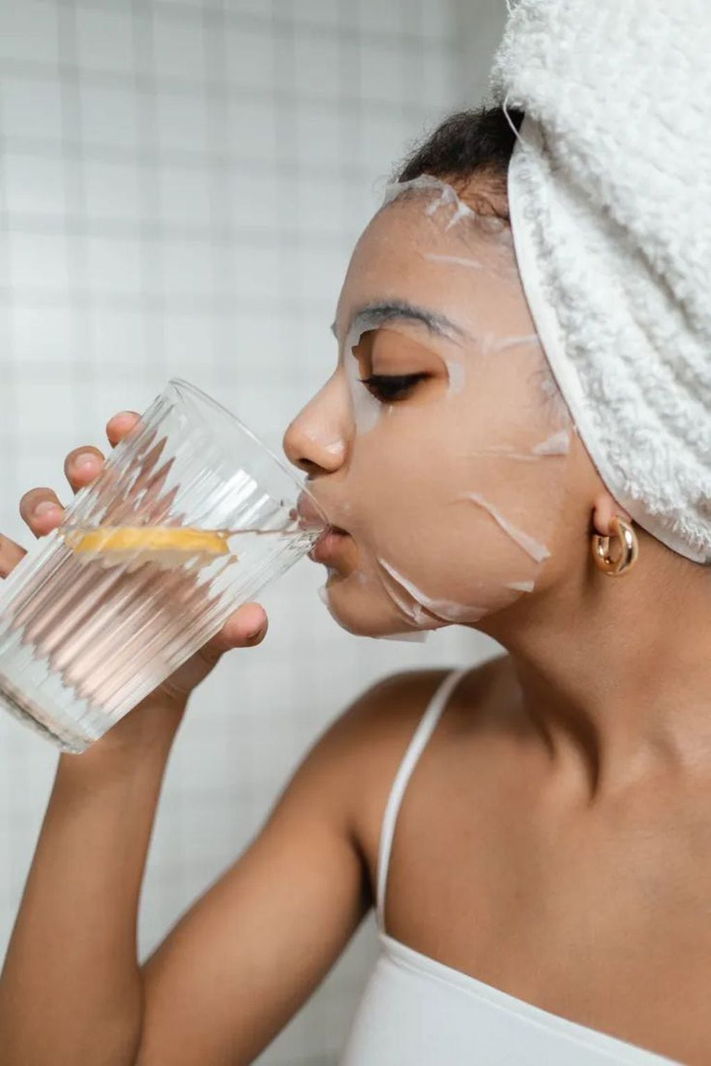  Tomar de 2 a 3 litros de agua diarios es crucial para tener una piel elástica no solo del rostro, sino también de todo el cuerpo. 