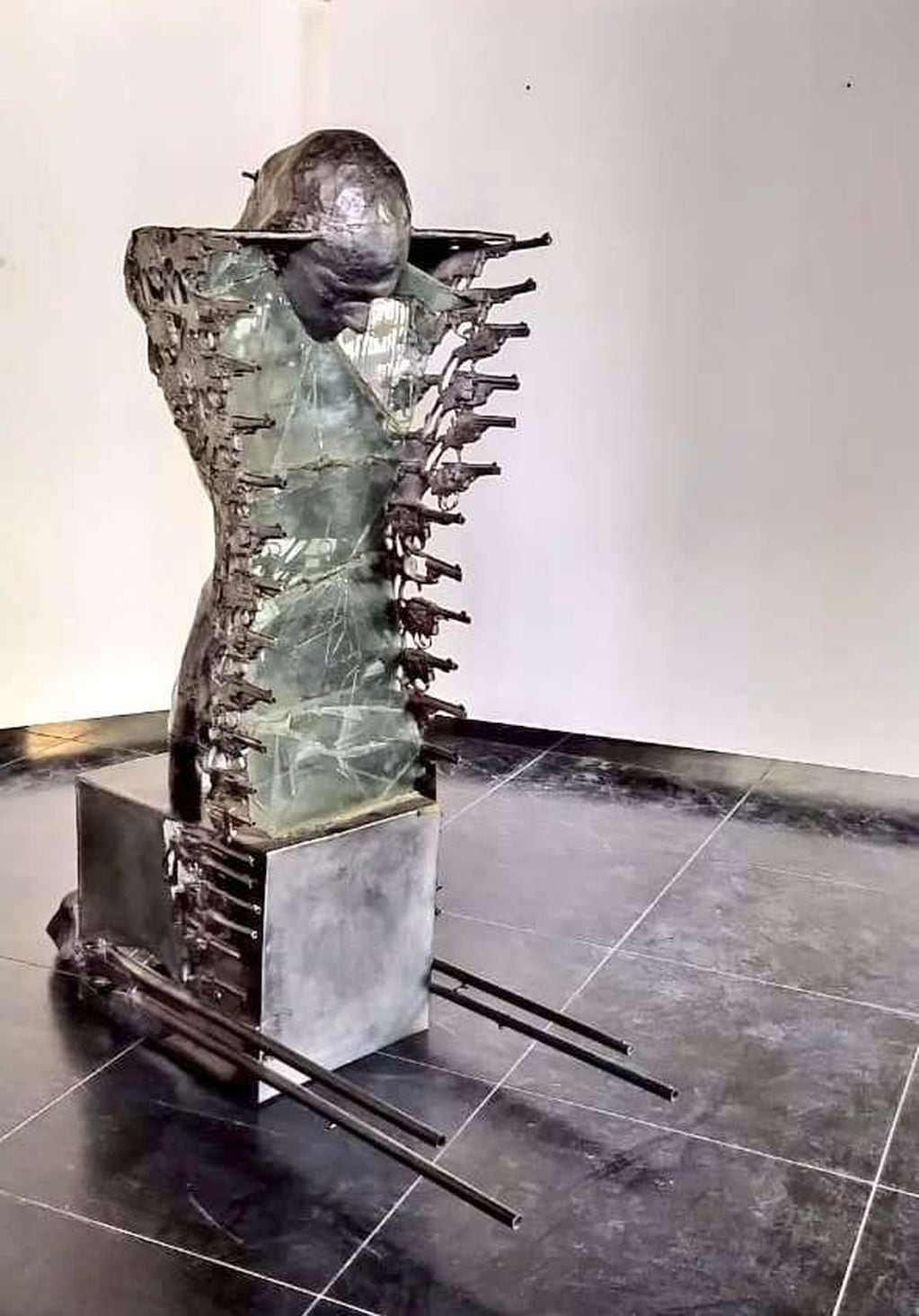 La obra realizada con armas de Eliana Molinelli fue donada al Espacio Contemporáneo de Arte que lleva su nombre.