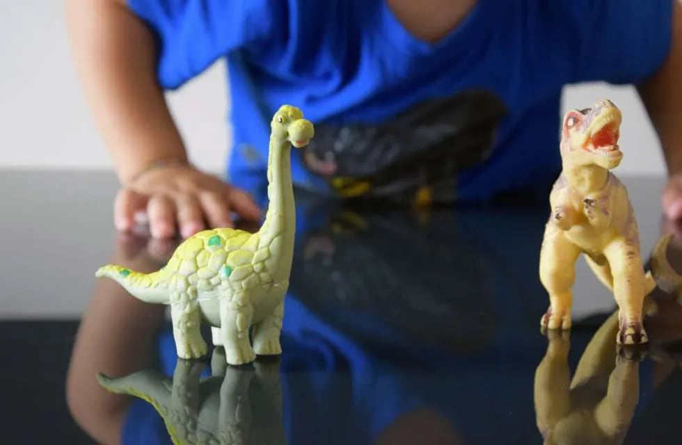 Los expertos recomiendan fuertemente estimular el juego con dinosaurios.