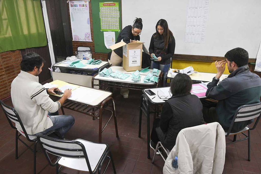 Después del conteo de votos en las escuelas, la Junta Electoral empezó el conteo definitivo. Foto: José Gutierrez / Los Andes 
