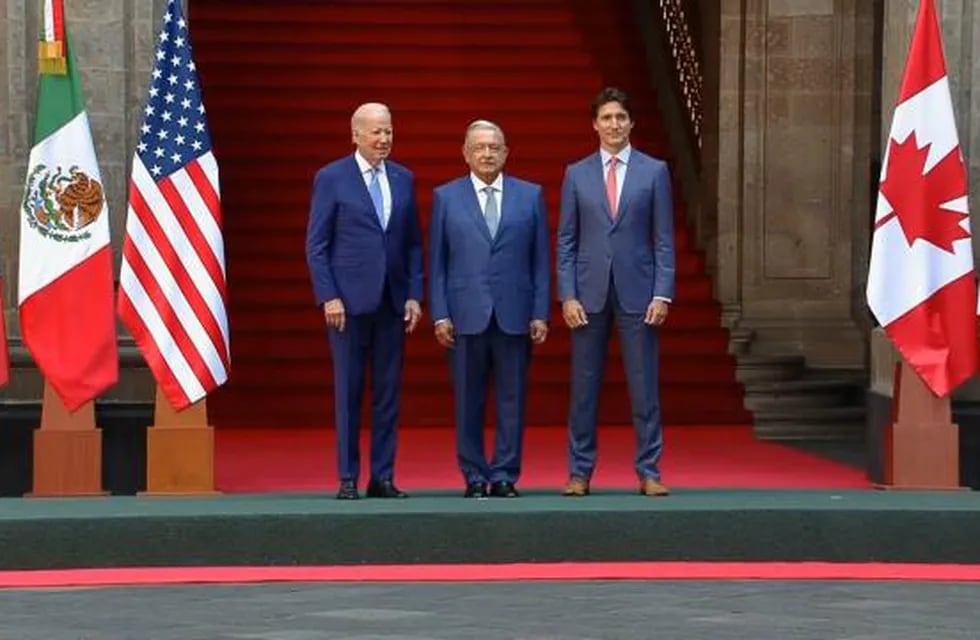De izquierda a derecha: Joe Biden, presidente de EE.UU., Andrés Manuel López Obrador, presidente de México y Justin Trudeau, primer ministro de Canadá, durante el cierre de la Cumbre de América del Norte celebrada en México.