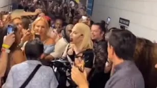 Un guardia de seguridad escoltó a una drag queen brasileña porque creyó que era Lady Gaga