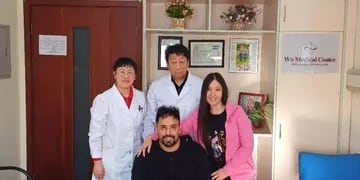 Manu en China junto a su novia Anabella y los doctores que lo atendieron