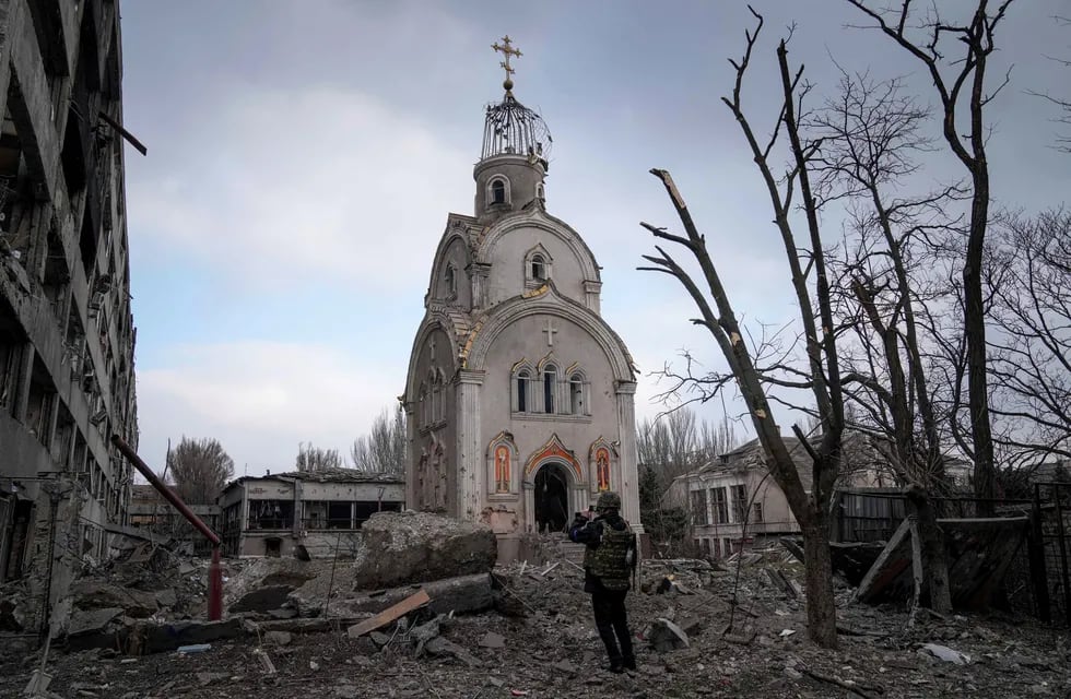 Escombros en Mariupol, una de la ciudades de Ucrania atacadas por Rusia (AP).