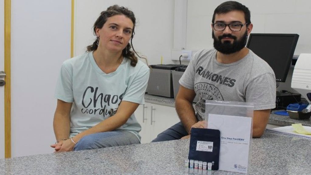 Cristina y Lucas, al frente del kit para diagnosticar dengue. Foto: Agencia de Noticias Científicas de la UNQ