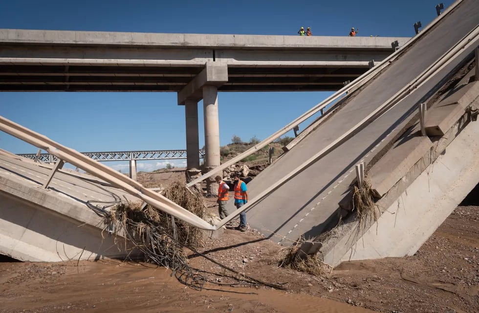 Imagen elocuente de la caída del puente que cruza el arroyo Los Pozos. La correntada doblegó a la estructura / Ignacio Blanco