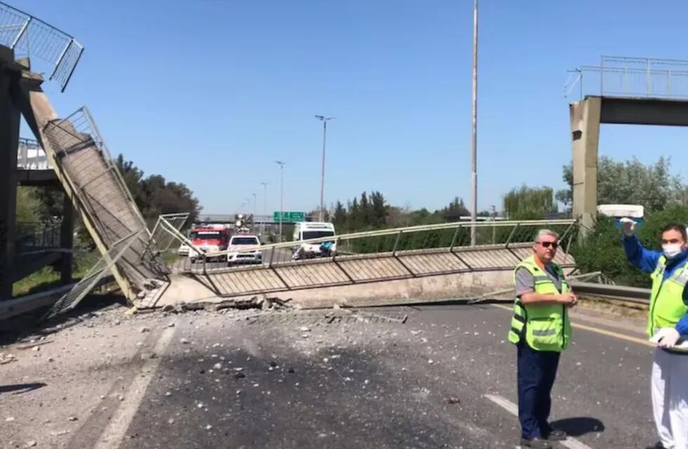 Un camión derribó un puente peatonal en Buenos Aires y causó demoras camino a la Costa Atlántica.