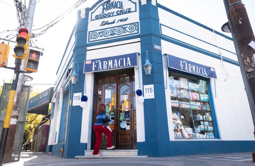 Ubicada en la esquina de Rivadavia y Tomba, la Farmacia Godoy Cruz cumplió 115 años. 

Foto: Ignacio Blanco / Los Andes