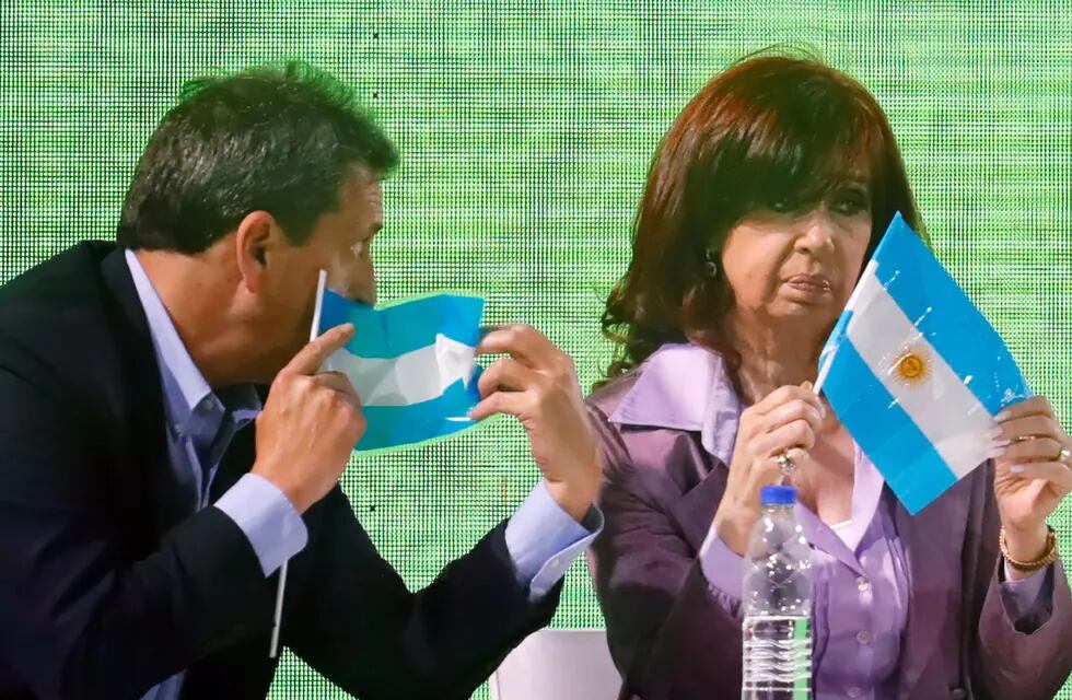 Banderines. El ministro de Economía, Sergio Massa, junto con la vicepresidenta Cristina Kirchner. (AP/Archivo)