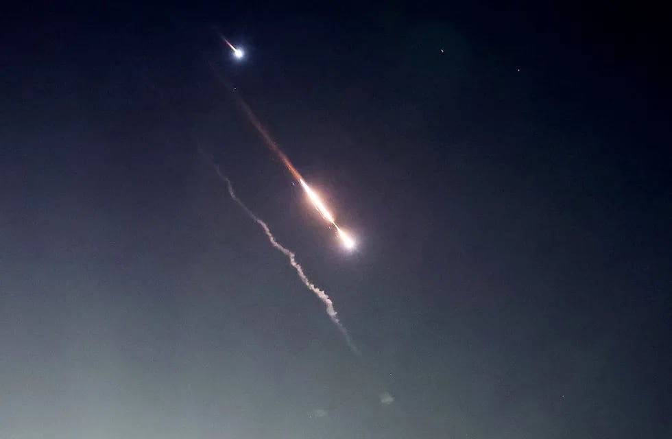 Conflicto en Medio Oriente. Se vieron objetos en el cielo de Jerusalén después de que Irán lanzara drones y misiles hacia Israel. (Reuters)