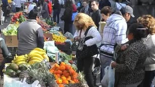Variedad y calidad. Los vecinos se acercan a la feria de Alta Córdoba en busca de frutas, verduras, carnes y flores. Comprar en los puestos es más barato que hacerlo en el supermercado o en la verdulería (La Voz / Raimundo Viñuelas).