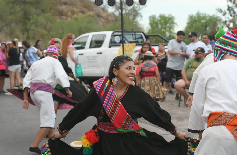 Entre colores y bailes, los espectadores de los cerros pasaron un entretenida tarde en la previa a la Fiesta Nacional de la Vendimia. - Ignacio Blanco / Los Andes