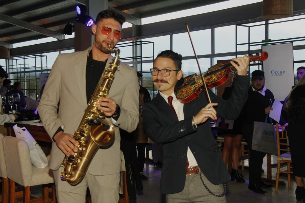 Karim Sarsar y Francesco Delgado fueron los encargados de la música en vivo. 
Fotos: Fernando Grosso