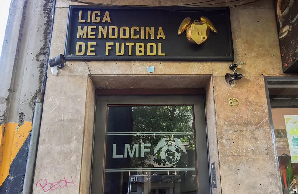 Los directivos de la Liga Mendocina de Fútbol se reunirían el próximo martes para analizar los pedidos de los jugadores. Foto: Ignacio Blanco / Los Andes