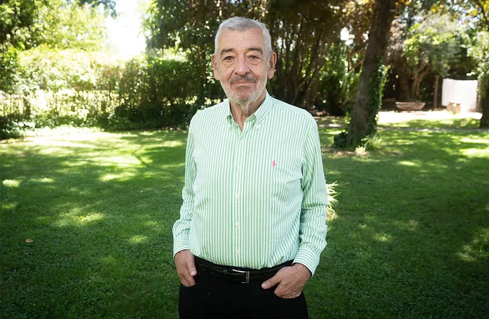 José Octavio Bordón, ex gobernador de Mendoza, en el jardín de la casa familiar de Chacras de Coria.
Foto: Ignacio Blanco / Los Andes