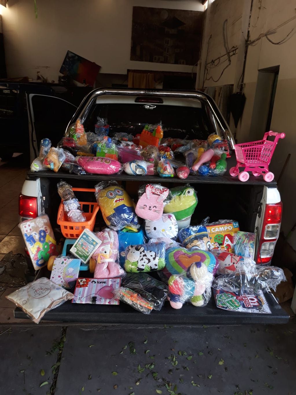 Otro de los vecinos solidarios que hizo su gran aporte fue Cristhian Estrella, quien -una vez más. puso su camioneta para trasladar los juguetes. Foto: Gentileza Gabriela Carmona.