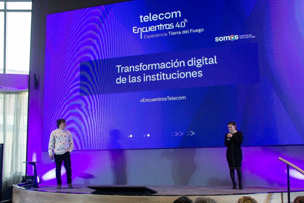 Tomás Balmaceda, filósofo, periodista e influencer en Tecnología, y Mariela Fiorenzo Data Office Manager en Telecom Argentina.