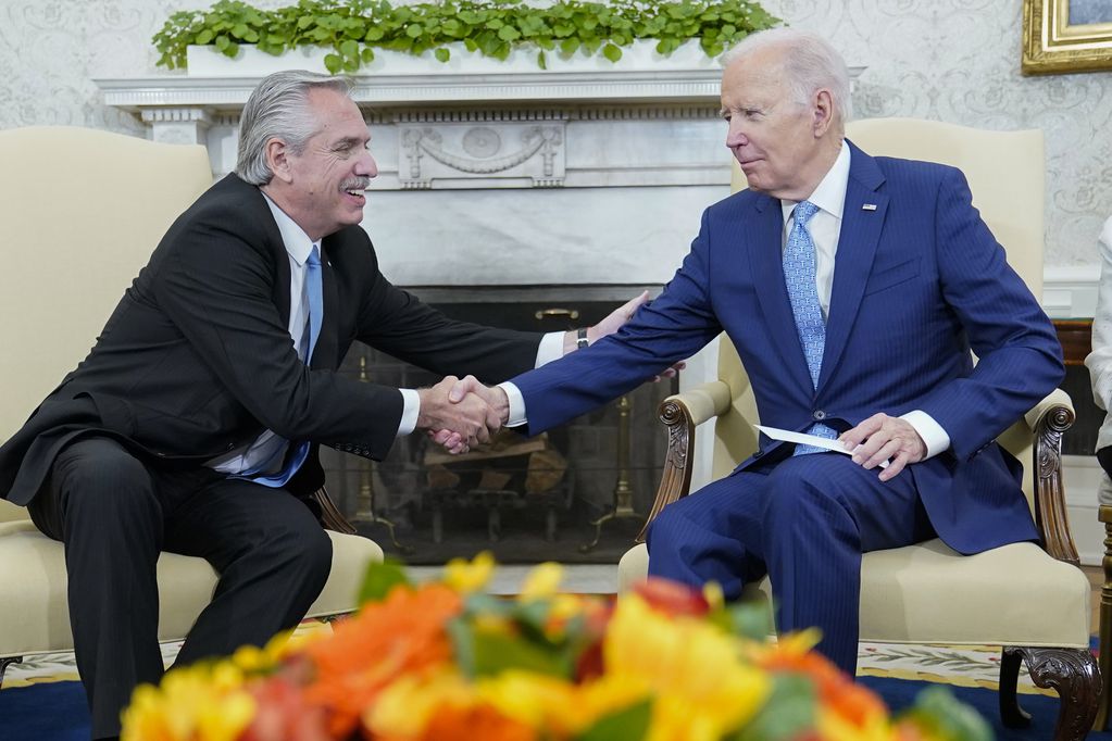 El presidente Joe Biden con Alberto Fernández en la Oficina Oval de la Casa Blanca en Washington (Gentileza)