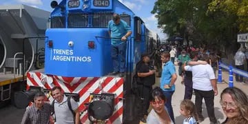 Tren de pasajeros llega a Palmira, Mendoza