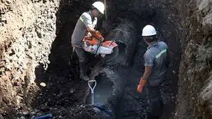 Obreros de Aguas Mendocinas reparando caños colapsados