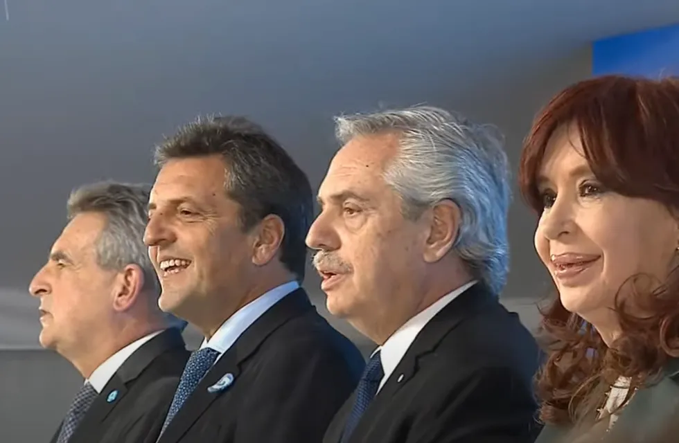 Agustín Rossi, Sergio Massa, Alberto Fernández y Cristina Kirchner durante el acto de inauguración del gasoducto Presidente Néstor Kirchner. Foto: Gentileza