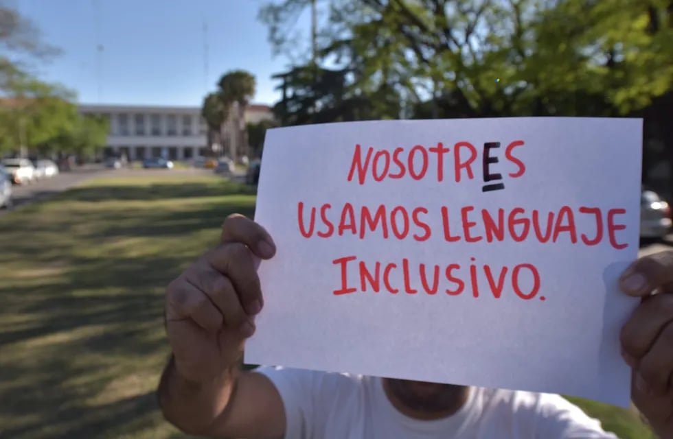 Piden que se prohíba el uso del lenguaje inclusivo en los tres poderes del Estado, en los actos oficiales y en las escuelas.