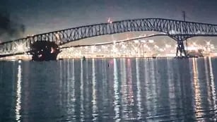 Video: un puente se derrumbó en Baltimore por el choque de un barco y hay desaparecidos