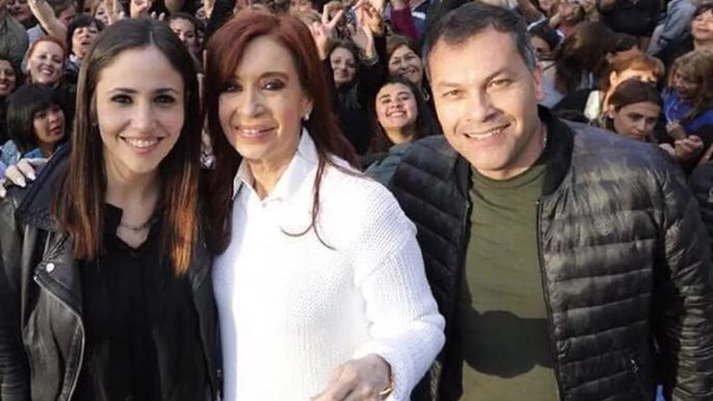 Romina Uhrig, junto a Cristina Kirchner y Walter Festa, en un acto de campaña. Gentileza: TN.