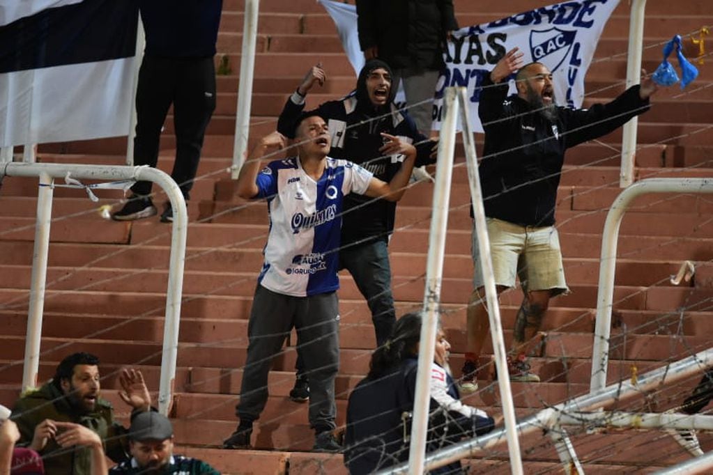 Hinchas de Quilmes se acercan hasta la plata cubierta del estadio para provocar a las familias mendocinas. / Mariana Villa (Los Andes).