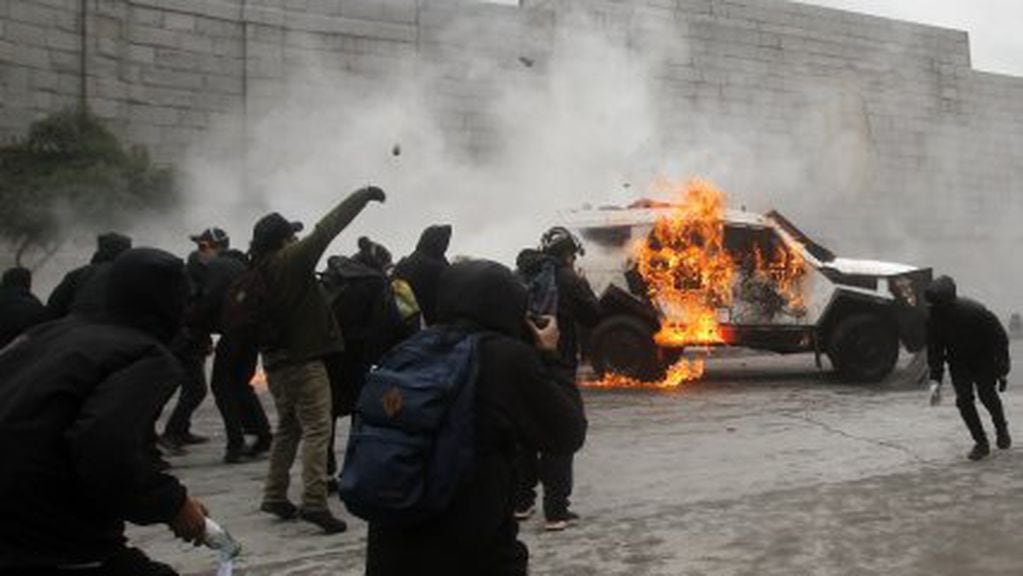 11-S Chile: Manifestantes lanzaron elementos incendiarios al personal policial | Gentileza 24 horas