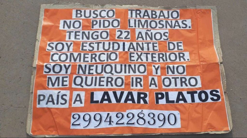 El cartel con el que Néstor pide trabajo en la ruta nacional 7 de Neuquén.