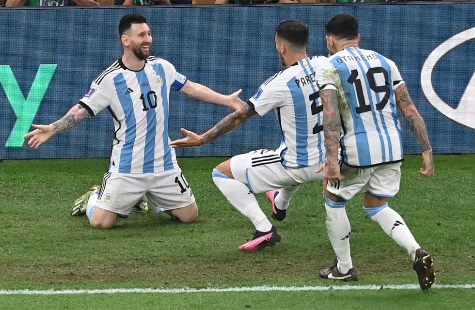 Lusail (Qatar), 18/12/2022.- Lionel Messi entregó seis camisetas que utilizó en el Mundial de Qatar para una subasta. EFE/EPA/Georgi Licovski