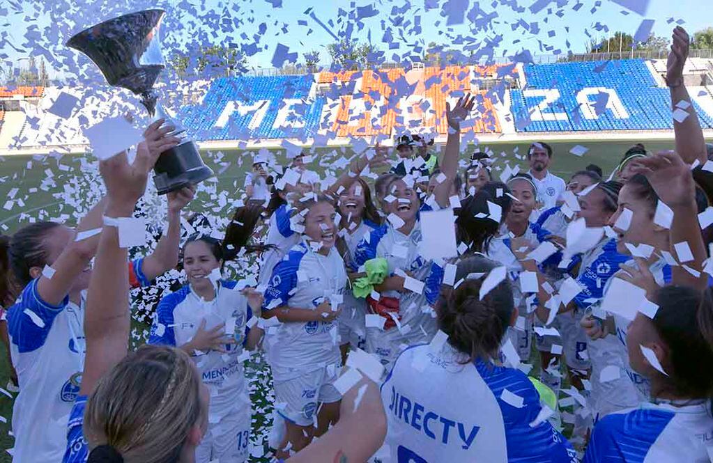 La chicas Godoy Cruz A lograron su cuarto título de la Liga Mendocina de fútbol femenino  en el estadio Malvinas Argentinas de Ciudad, enfrentando a AMUF. Foto: Orlando Pelichotti