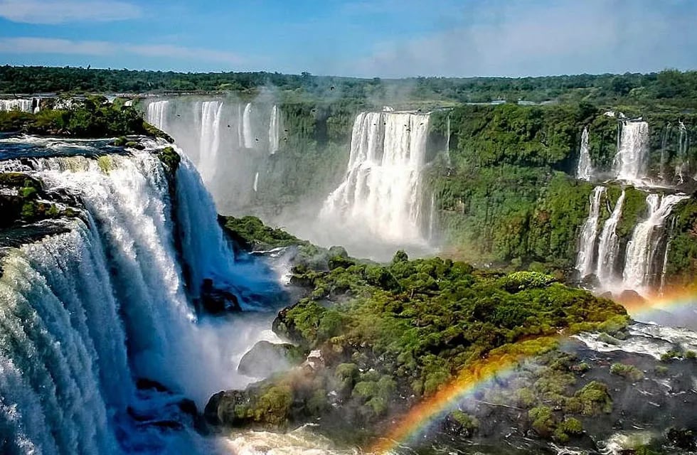 Las Cataratas del Iguazú cumplen 10 años como Maravilla Natural del Mundo y lo festejan promoviendo el turismo.