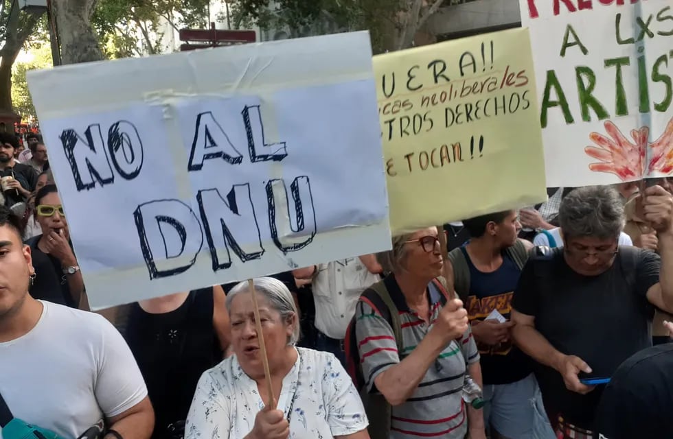 Unas 600 personas se manifestaron en Peatonal y San Martín con un “Cacerolazo cultural” contra el DNU. Foto: José Gutierrez / Los Andes