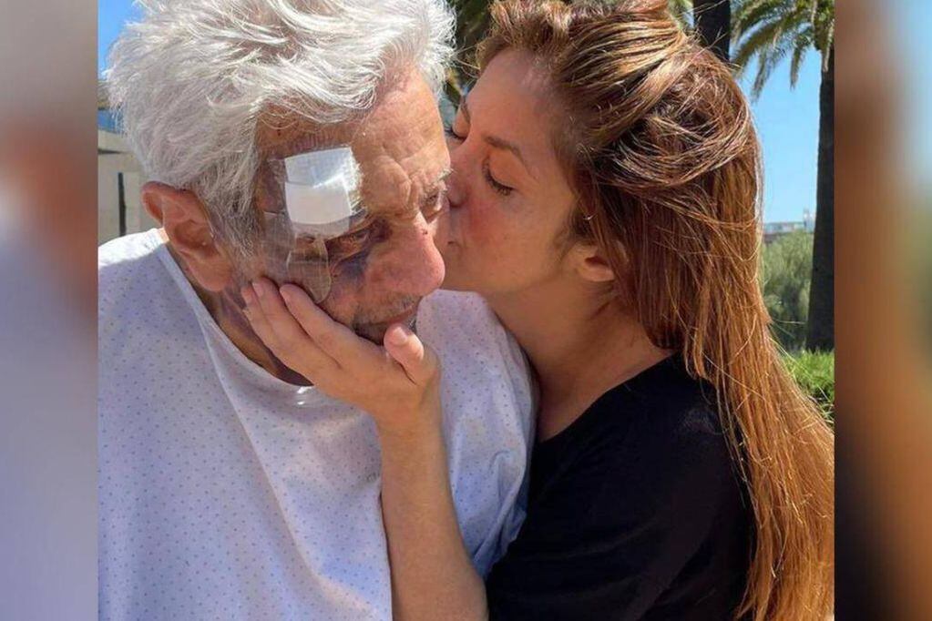 Shakira junto a su padre tras el accidente.