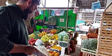El Iscamen toma muestras en mercados de concentración de frutas y verduras para analizar la presencia de agroquímicos