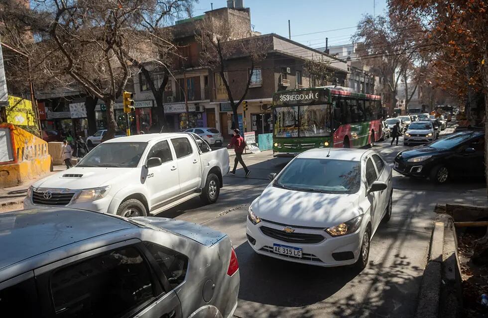 Es común que se produzca una saturación del tráfico en el Centro debido al exceso de demanda en las vías de circulación. Foto: Ignacio Blanco / Los Andes