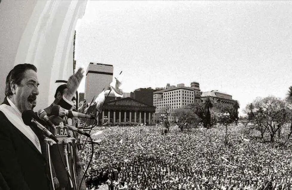 Renacer. Un día luminoso fue el comienzo del mandato de Raúl Alfonsín, primer presidente de la democracia recuperada. Una multitud lo acompañó (Presidencia de la Nación / archivo).