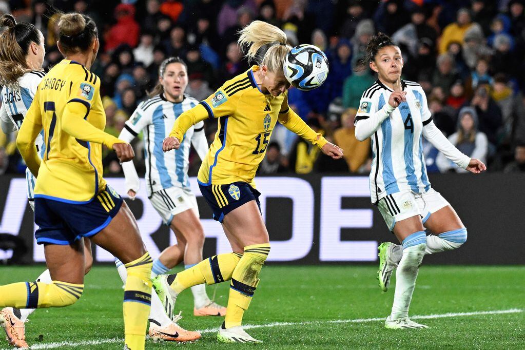 Rebecka Blomqvist cabecea al gol y pone el 1-0 para Suecia ante la atenta mirada de la mendocina Julieta Cruz (4). 