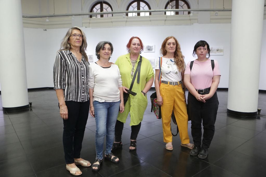 Las obras de las artistas Cristina Bañeros, Martha Mon, Estela Labiano, Susana Dragotta y Carolina Simón son parte de "Escribiendo postales".