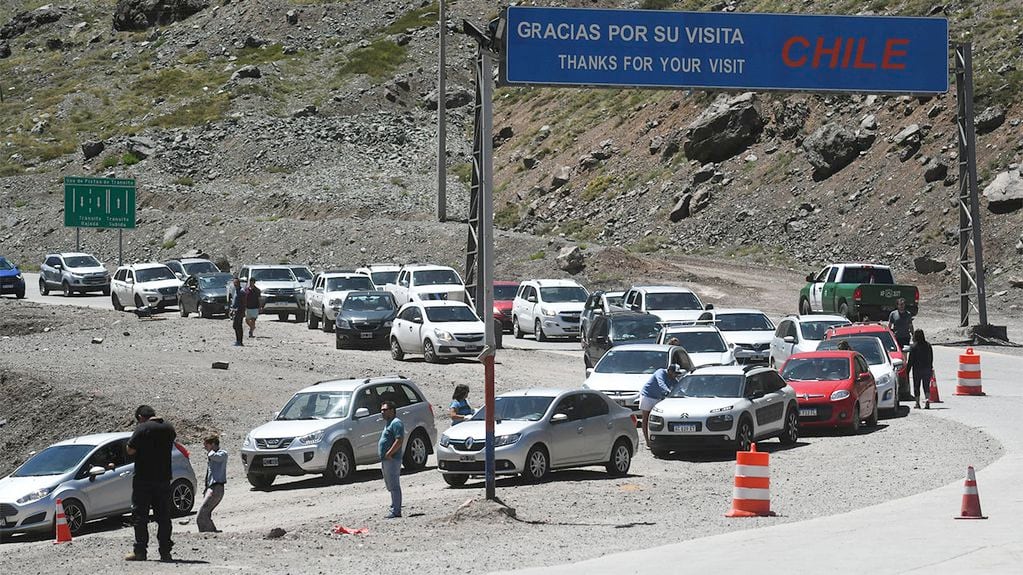 Es habitual que en el paso fronterizo Los Libertadores de Chile se produzcan varias horas de espera para realizar los tramites aduaneros 
| Foto: Jose Gutierrez / Los Andes