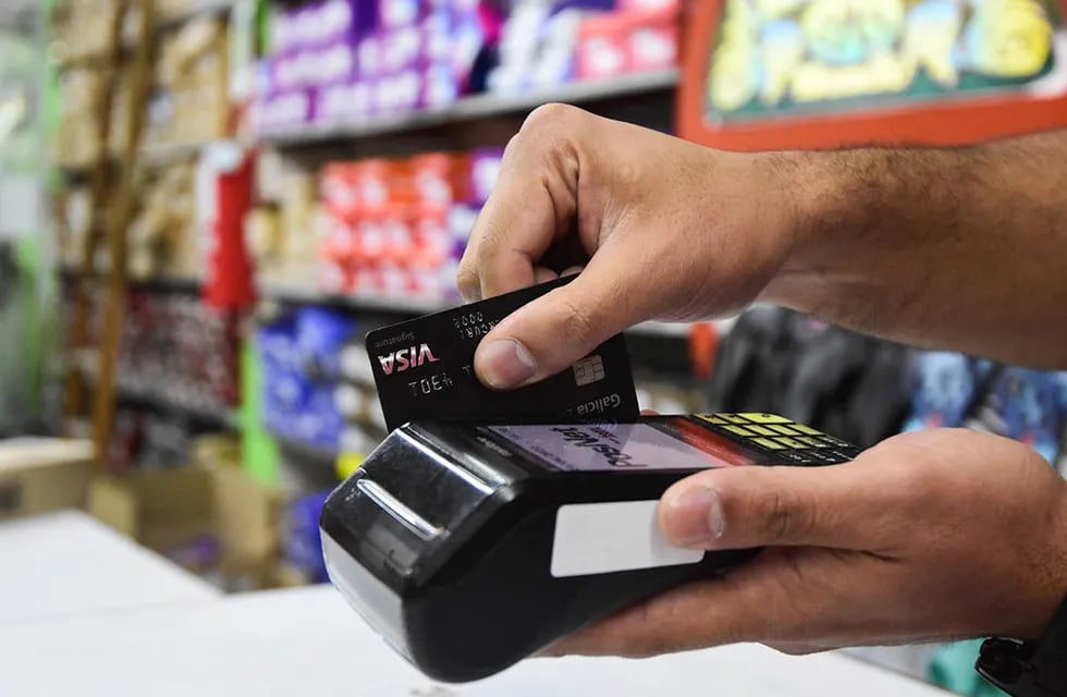 Los nuevos límites en tarjeta de crédito pueden aumentar el consumo, pero también el endeudamiento. - Foto: Archivo / Los Andes