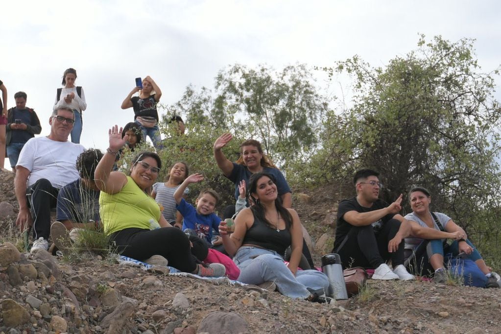 La Familia Gatica asiste cada año, entre ellos estaba Nancy Díaz, la primer reina electa en los cerros. Foto: Marcelo Rolland / Los Andes