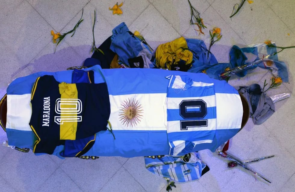 Miles de argentinos despidieron los restos de la máxima figura del deporte en la Casa Rosada